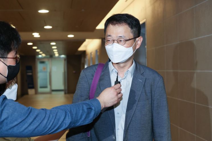 송옥렬 공정거래위원장 후보자가 5일 오전 서울 중구 한국공정거래조정원에 마련된 인사청문회 사무실로 첫 출근을 하며 취재진의 질문에 답하고 있다. ＜이미지출처:연합뉴스＞