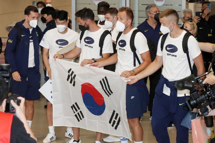 잉글랜드 프리미어리그 토트넘 선수단이 10일 오후 프리 시즌 투어를 위해 인천국제공항 제2터미널을 통해 입국, 마중 나온 손흥민 선수와 함께 기념 촬영하고 있다.＜이미지출처:연합뉴스, 공동취재＞