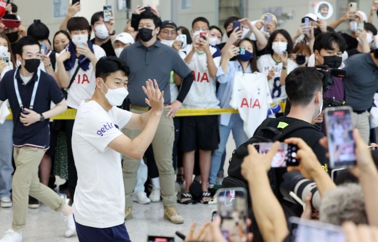 손흥민이 10일 오후 인천국제공항 제2터미널 입국장에서 팬들을 향해 손을 흔들고 있다.＜이미지출처:연합뉴스＞