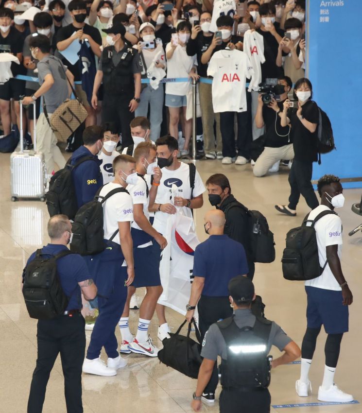 “손흥민 보려고…” 숙소 북새통… 투숙객들은 '불안'