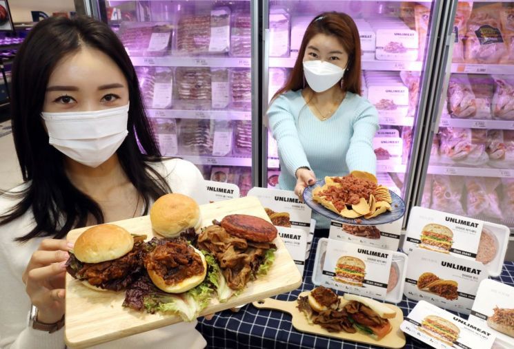 국내 대형마트 등에서 식물성 대체육이 판매되고 있다. [이미지출처=연합뉴스]