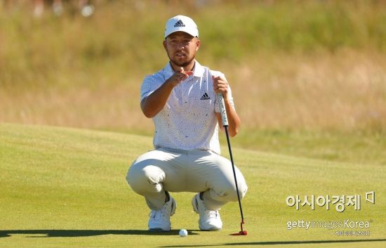잰더 쇼플리가 제네시스 스코티시오픈 최종일 5번홀에서 퍼팅 라인을 읽고 있다. 노스베릭(스코틀랜드)=Getty images/멀티비츠