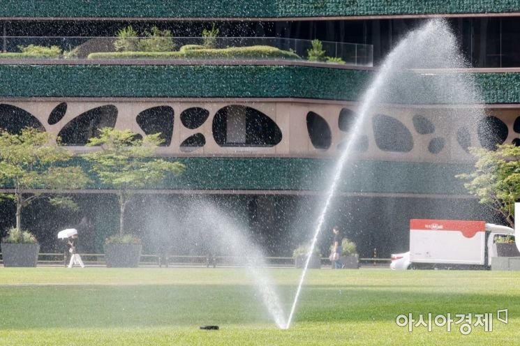 무더위가 이어지고 있는 가운데 서울 중구 서울광장 잔디에 물이 뿌려지고 있다./강진형 기자aymsdream@