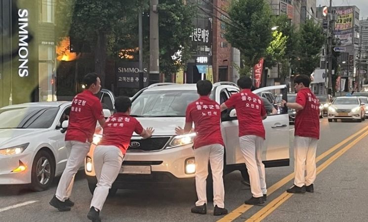 ‘빨간 티’ 남성들이 도로 한가운데 우르르 몰려나온 까닭?