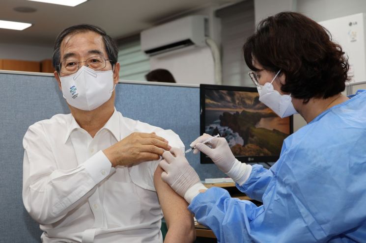 한덕수 국무총리가 지난 8일 오후 서울 종로구보건소에서 코로나19 4차 예방접종을 하고 있다. [이미지출처=연합뉴스]