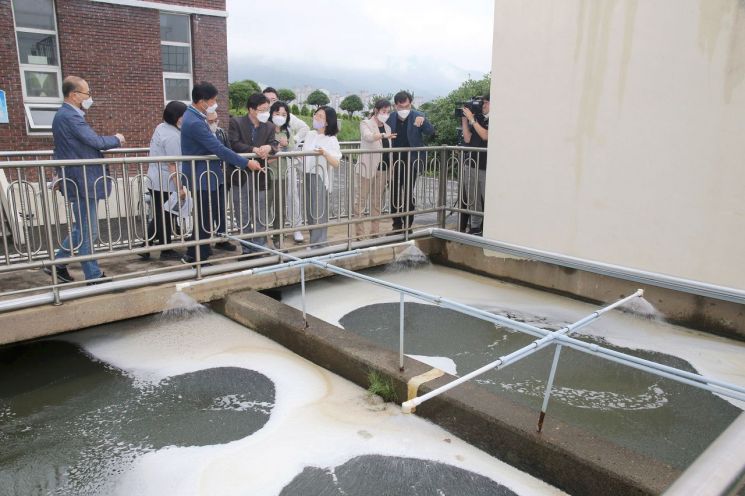 경남 창원특례시 석동정수장 유충규명 특별조사위원회가 11일 석동정수장 현장점검에 나섰다.