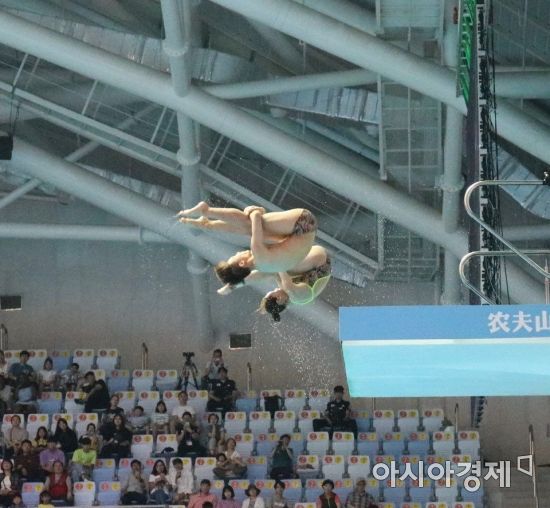 지난 2019광주세계수영선수권대회 당시 혼성 10m 플랫폼 싱크로나이지드 결승전에 출전한 김지욱, 권하림 선수가 다이빙을 하는 모습.