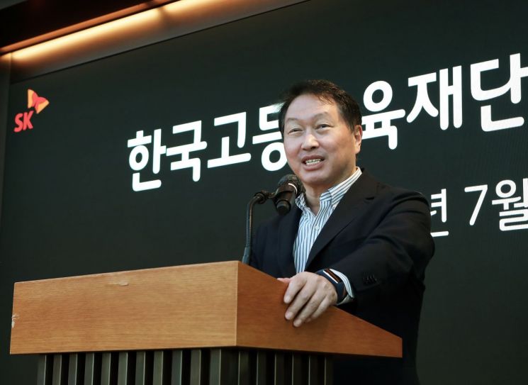 한국고등교육재단 이사장을 맡고 있는 최태원 SK회장이 11일 서울 종로구 SK서린빌딩에서 열린 해외유학 장학증서 수여식에서 격려인사를 하고 있다. 사진제공=SK