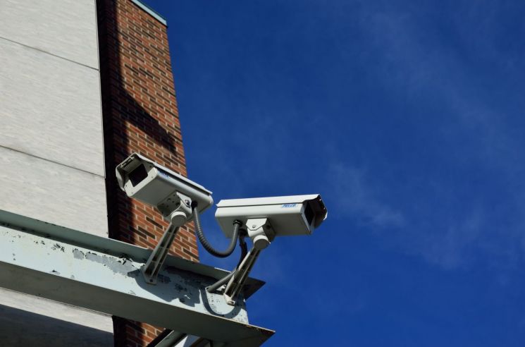영국, 국가 안보 우려로 보안시설의 중국산 CCTV 금지