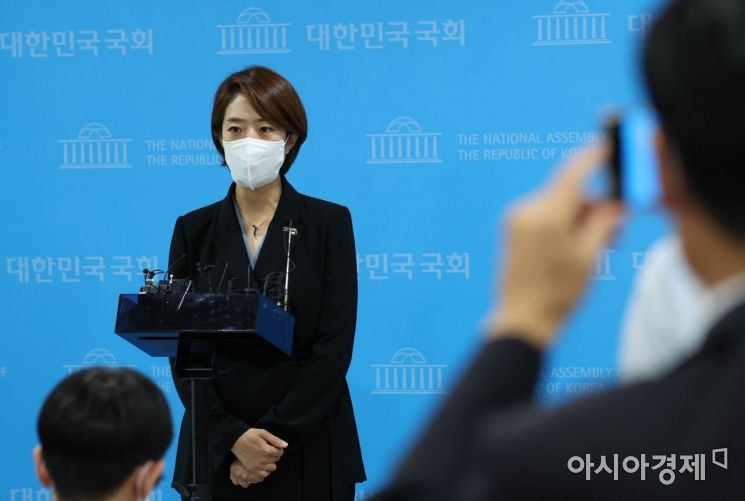 고민정 더불어민주당 의원이 12일 국회 소통관에서 최고위원 출마 선언 기자회견을 갖고 있다./윤동주 기자 doso7@