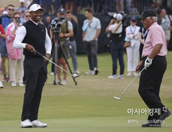 우즈 "메이저 챔프 디오픈 축하 모임 참석"…"다리 상태는?"