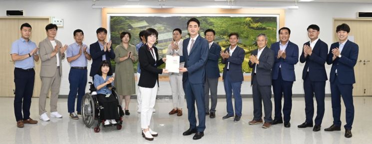 민선8기 달성군수직 인수위가 12일 더 큰 달성을 만들기 위한 ‘111대 정책제안서’를 군에 전달하며 공식 활동을 종료했다.