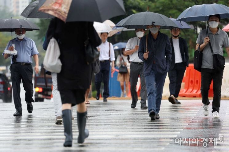 전국에 장맛비가 내린 13일 서울 광화문 사거리에서 출근길 시민들이 발걸음을 재촉하고 있다. /문호남 기자 munonam@