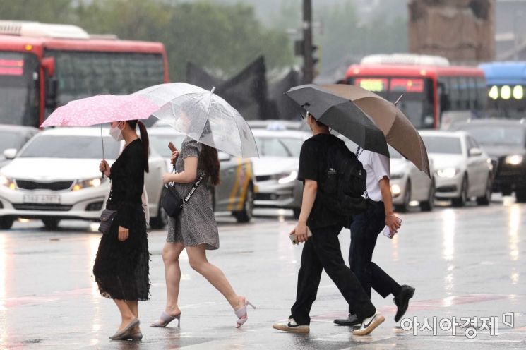 전국에 장맛비가 내린 13일 서울 광화문 사거리에서 출근길 시민들이 발걸음을 재촉하고 있다. /문호남 기자 munonam@