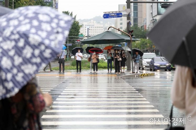 전국에 장맛비가 내린 13일 서울 광화문 사거리에서 출근길 시민들이 발걸음을 재촉하고 있다. /문호남 기자 munonam@