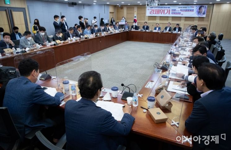 김기현 국민의힘 의원이 13일 국회에서 열린 혁신 24 새로운 미래 두번째 모임인 ‘경제위기 인본 혁신생태계로 극복하자!’에 참석, 인사말을 하고 있다./윤동주 기자 doso7@