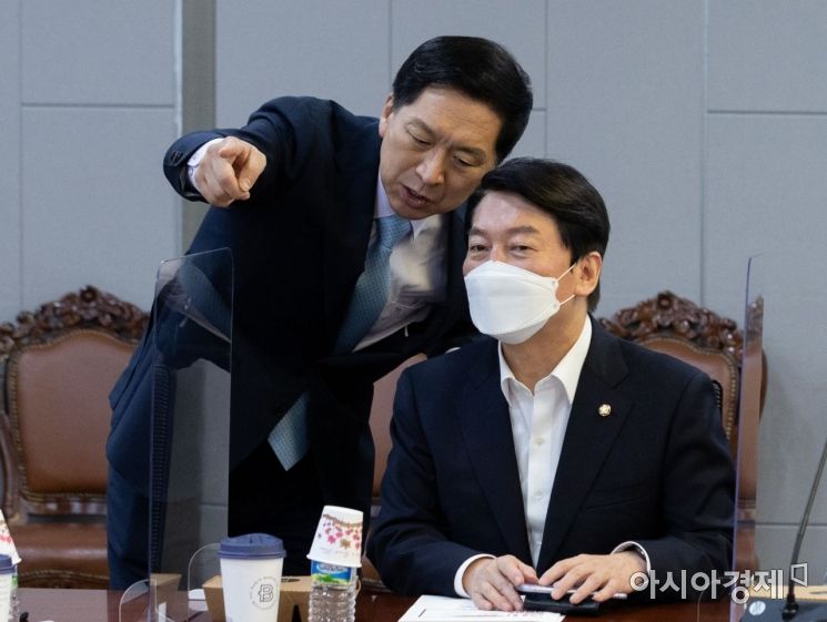 대화 나누는 국민의힘 김기현 의원(왼쪽)과 안철수 의원./윤동주 기자 doso7@