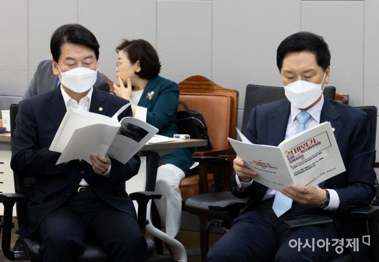 김기현, 안철수 국민의힘 의원이 13일 국회에서 열린 혁신 24 새로운 미래 두번째 모임인 ‘경제위기 인본 혁신생태계로 극복하자!’에 참석, 김광두 서강대학교 교수 자료를 보고 있다./윤동주 기자 doso7@