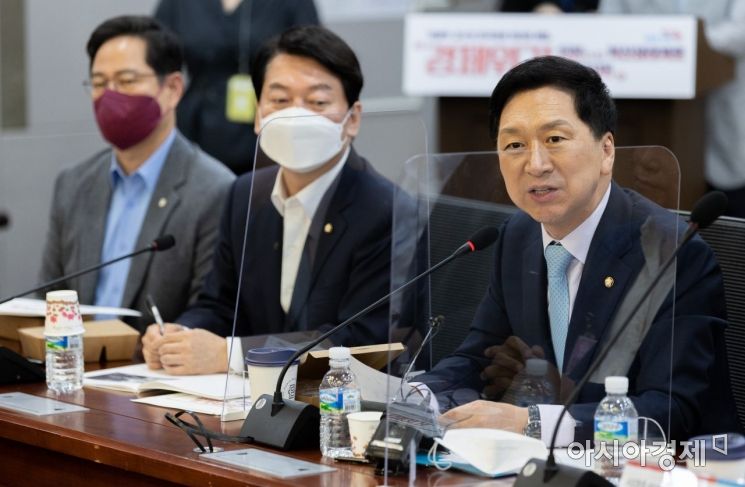 김기현 국민의힘 의원이 13일 국회에서 열린 혁신 24 새로운 미래 두번째 모임인 ‘경제위기 인본 혁신생태계로 극복하자!’에 참석, 인사말을 하고 있다./윤동주 기자 doso7@
