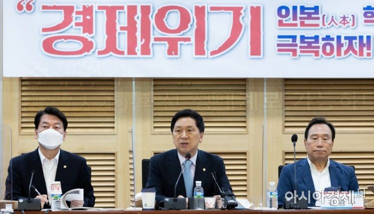 김기현 국민의힘 의원이 13일 국회에서 열린 혁신 24 새로운 미래 두번째 모임인 ‘경제위기 인본 혁신생태계로 극복하자!’에 참석, 인사말을 하고 있다./윤동주 기자 doso7@