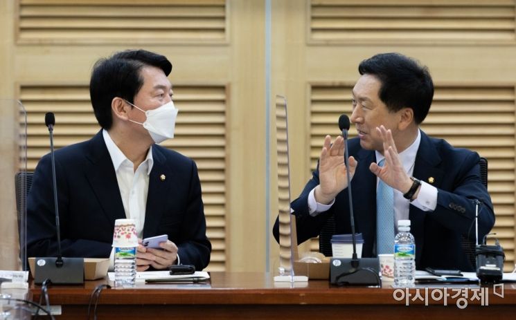 김기현 국민의힘 의원이 13일 국회에서 열린 혁신 24 새로운 미래 두번째 모임인 ‘경제위기 인본 혁신생태계로 극복하자!’에서 안철수 의원과 이야기를 나누고 있다./윤동주 기자 doso7@
