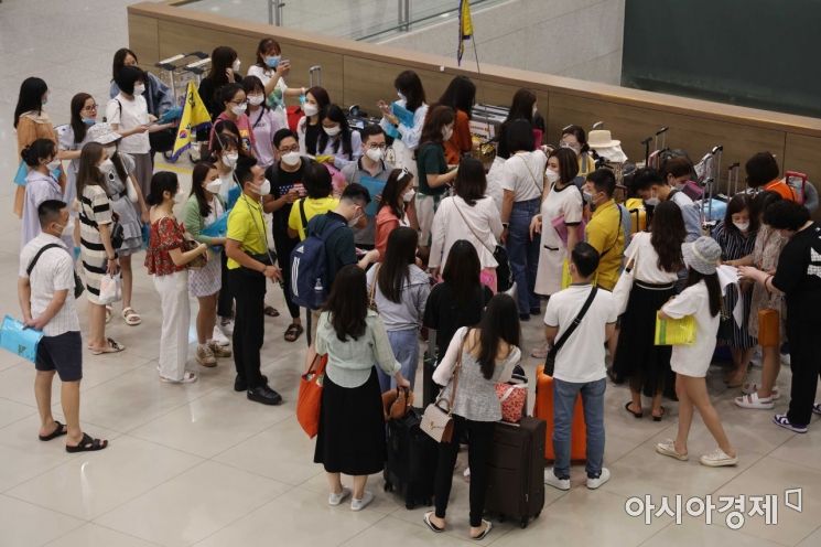 13일 인천국제공항 제1여객터미널 입국장에서 외국인 관광객들이 모여 있다. /문호남 기자 munonam@