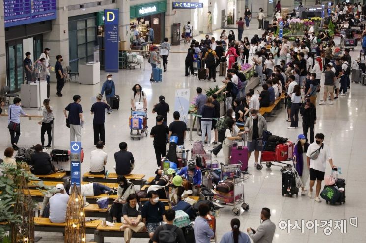 13일 인천국제공항 제1여객터미널 입국장이 이용객들로 붐비고 있다. /문호남 기자 munonam@