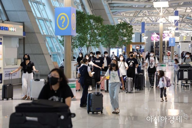 13일 인천국제공항 제1여객터미널 출국장이 이용객들로 붐비고 있다. /문호남 기자 munonam@