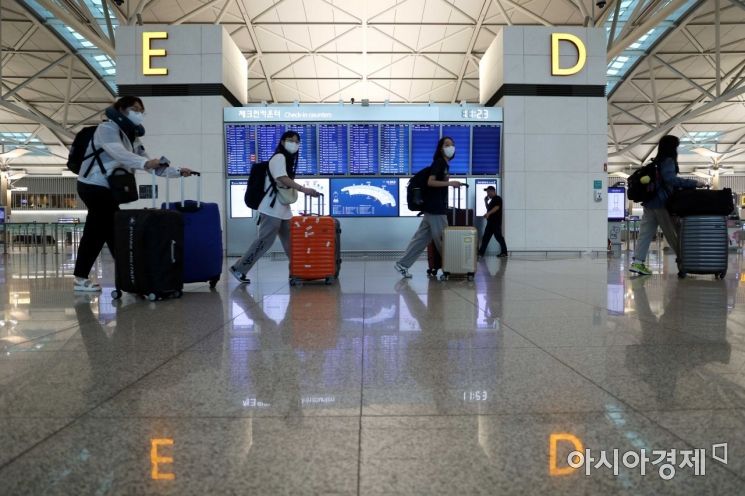 13일 인천국제공항 제1여객터미널 출국장이 이용객들이 비행기 탑승을 위해 캐리어를 끌고 이동하고 있다. /문호남 기자 munonam@