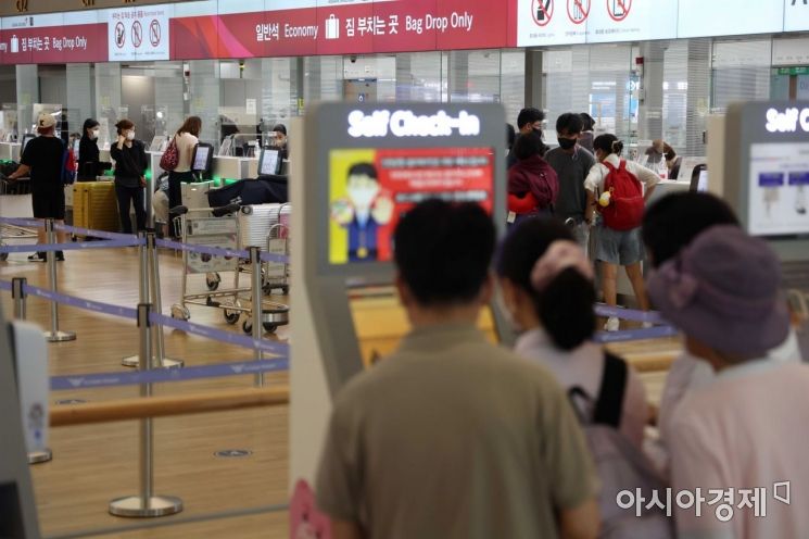 13일 인천국제공항 제1여객터미널 출국장에서 이용객들이 탑승 수속을 하고 있다. /문호남 기자 munonam@