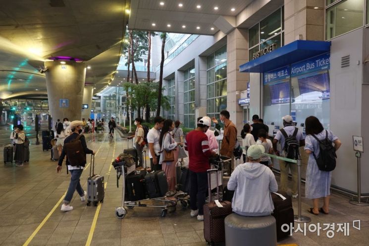 13일 인천국제공항 제1여객터미널에서 해외 입국자들이 공항 버스를 타기 위해 표를 구매하고 있다. /문호남 기자 munonam@