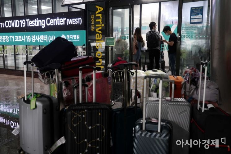 13일 인천국제공항 제1여객터미널 코로나19 검사센터 앞에 해외 입국객들의 캐리어가 줄지어 놓여 있다. /문호남 기자 munonam@