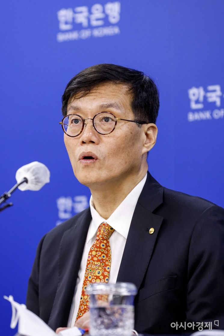 이창용 한국은행 총재가 13일 서울 중구 한국은행에서 열린 통화정책방향 기자간담회에서 취재진 질문에 답하고 있다./강진형 기자aymsdream@