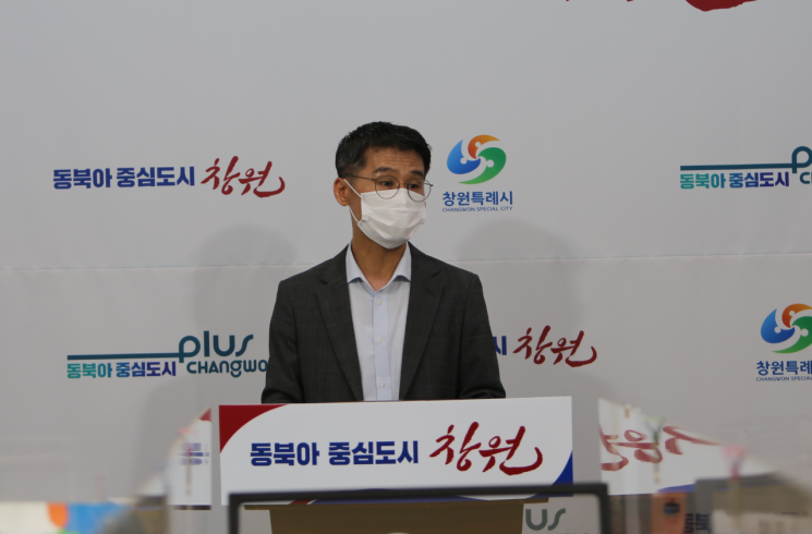주차 요금 부당 징수에 관한 반박 기자회견을 진행 중인 창원컨벤션센터 이성일 팀장. / 이세령 기자 ryeong@