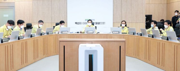 김동연 "코로나 재유행과 경기침체 합쳐지면 정말 힘든 상황 올것"