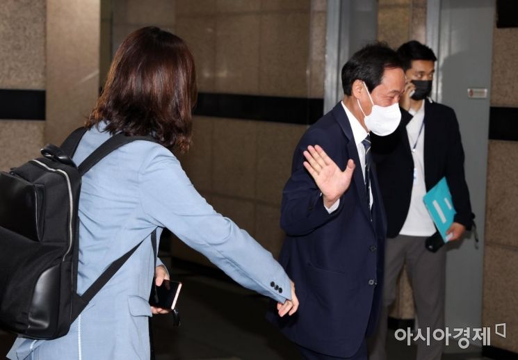 우상호 더불어민주당 비상대책위원장이 13일 서울 여의도의 한 식당에서 박지현 전 비상대책위원장과 오찬 회동을 마친 후 인사를 나누고 있다./윤동주 기자 doso7@
