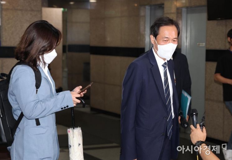 우상호 더불어민주당 비상대책위원장이 13일 서울 여의도의 한 식당에서 박지현 전 비상대책위원장과 오찬 회동을 마친 후 식당을 나서고 있다./윤동주 기자 doso7@