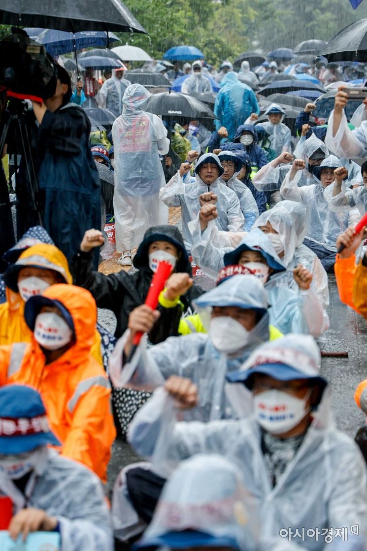 13일 서울 여의도 산업은행 앞에서 금속노조 소속 조합원들이 대우조선해양 하청노동자 임금인상을 촉구하는 집회를 하고 있다./강진형 기자aymsdream@