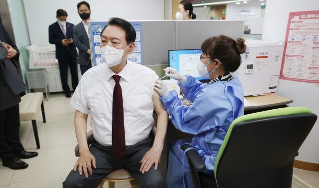 尹 대통령, 코로나 4차 백신 접종… "많은 동참 호소"