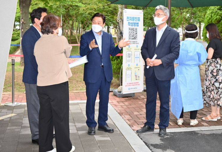 박완수 경남도지사가 진주시보건소를 찾아 코로나19 재확산 대응에 관해 당부하고 있다.