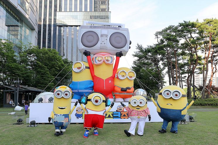 롯데월드타워 월드파크에 설치된 미니언즈 조형물 '미니언즈크쥬'.