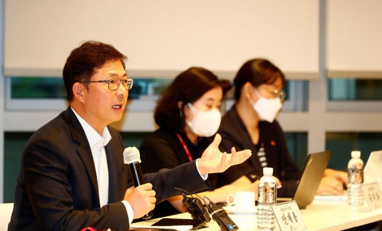 안재용 SK 바이오사이언스 대표, 류지화 임상허가개발실장, 이수진 바이오2실장(사진 왼쪽부터)이 13일 경기 성남시 판교 SK 에코허브에서 열린 기자간담회에서 국산 1호 코로나19 백신 '스카이코비원' 개발과정을 설명하고 있다. (사진제공=보건복지부)