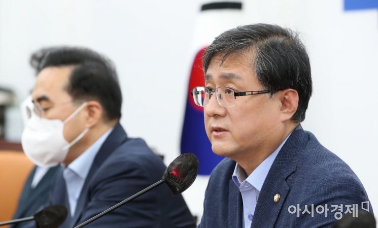김성환 더불어민주당 정책위의장이 14일 국회에서 열린 정책조정회의에 참석, 모두발언을 하고 있다./윤동주 기자 doso7@