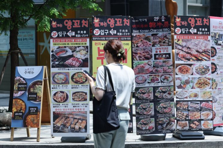 외식 물가가 치솟으면서 비교적 저렴하게 한 끼를 해결하려는 직장인들이 늘고 있다. 사진은 서울 중구 명동 식당가. [이미지출처=연합뉴스]