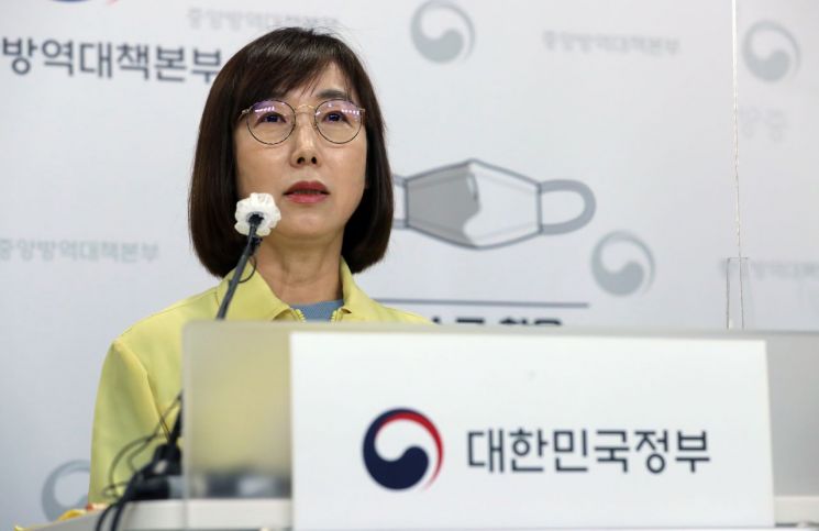 백경란 질병관리청장이 13일 충북 오송 질병관리청 브리핑실에서 코로나19 재유행에 대비한 대응 방안을 발표하고 있다. [이미지출처=연합뉴스]