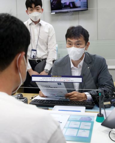 이복현 금융감독원장이 지난 7월 14일 서울 중구 신한은행 남대문지점을 방문, 대출 창구에서 고객과 상담을 하고 있다. 이 원장은 이날 은행의 취약차주 지원 노력을 격려하고 자영업자의 애로사항 등 현장 의견을 청취했다./김현민 기자 kimhyun81@