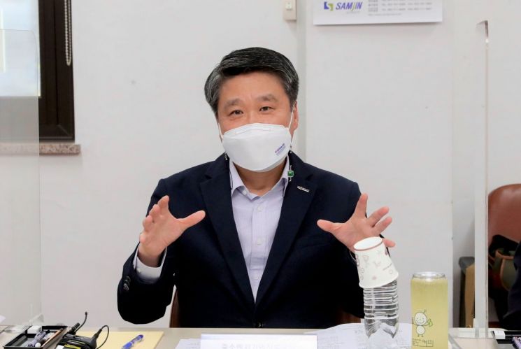 14일 열린 충주뿌리산업특화단지 현장 간담회에서 김학도 중진공 이사장이 발언하고 있다.