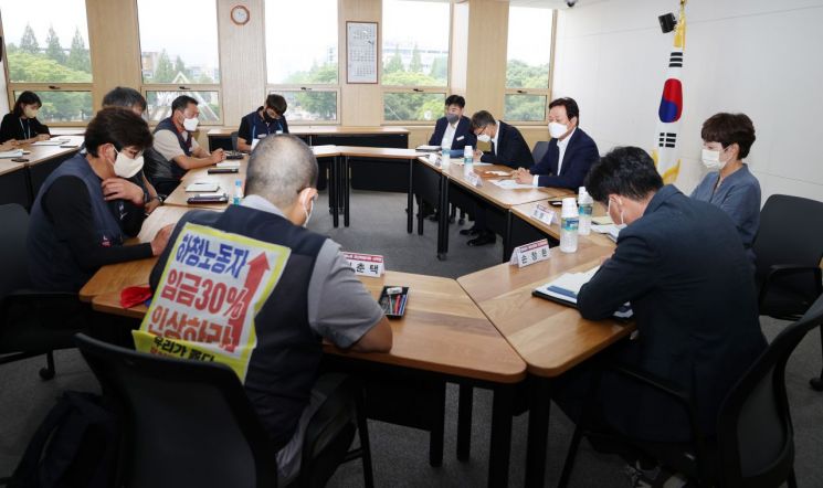 박완수 지사와 민주노총 경남본부 관계자들이 대우조선해양 하청지회 파업 관련 간담회를 진행하고 있다.