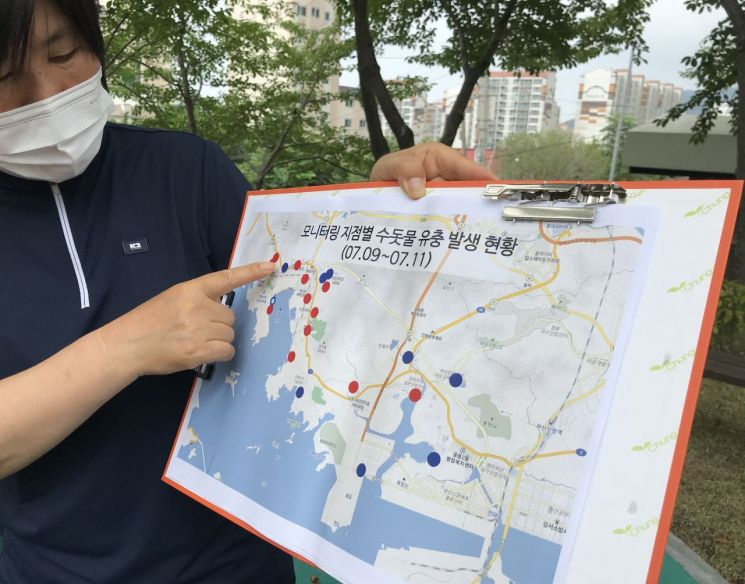 14일 낙동강경남네트워크와 진해YWCA 등 시민단체가 창원시 석동정수장에 방문해 정수 처리 과정을 살펴본 후 시가 발표한 수돗물 유충 발생 현황에 대해 이야기를 나누고 있다. 사진=황수미 기자 choko216@asiae.co.kr