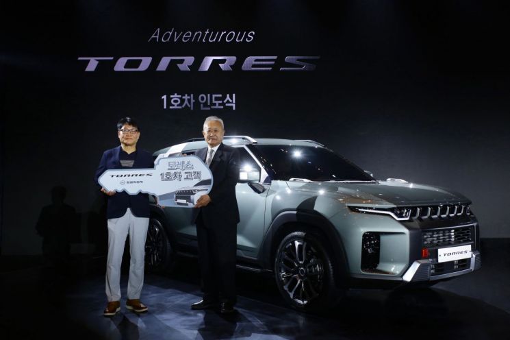 쌍용차, 토레스 1호차 협력업체 대표에 전달 - 뉴스 썸네일 이미지